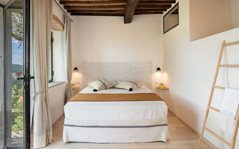 Poggio Novoli 6: Bed, Slaapkamer, Muur, Bedding, Interieur Ontwerp, Laken, Meubilair, Kamer, Linens, Verdieping