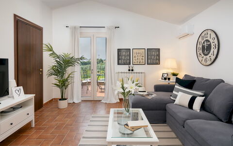 Casa la Fenice 8+2: Meubilair, Interieur Ontwerp, Flooring, Bankstel, Verdieping, Hout, Woonkamer, Tafel, Kamer, Stoel