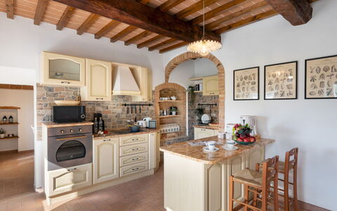 Casa la Fenice 8+2: Meubilair, Keuken, Interieur Ontwerp, Muur, Flooring, Countertop, Toestel Van De Keuken, Cabinetry, Hout, Plafond