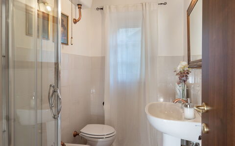 Casa la Fenice 8+2: Flooring, Verdieping, Interieur Ontwerp, Loodgieterswerkinrichting, Toilet, Verlichting, Badkamer, Kamer, Deur, Wc Bril