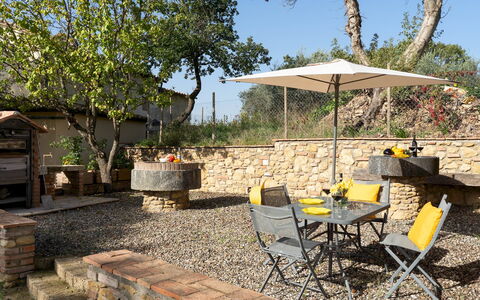 Casa la Fenice 8+2: Meubilair, Buitenmeubels, Stoel, Tuin, Backyard, Flagstone, Buitentafel, Schaduw, Werf, Patio