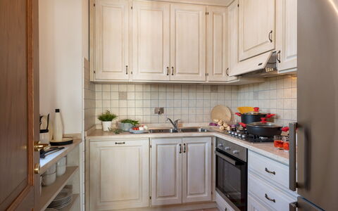La Buganvilla 14: Keuken, Toestel Van De Keuken, Countertop, Cabinetry, Major Appliance, Hout, Interieur Ontwerp, Meubilair, Kast, Kamer
