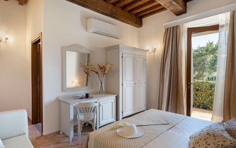 La Buganvilla 14: Meubilair, Interieur Ontwerp, Huis, Plafond, Kamer, Flooring, Verdieping, Verlichting, Bed, Slaapkamer