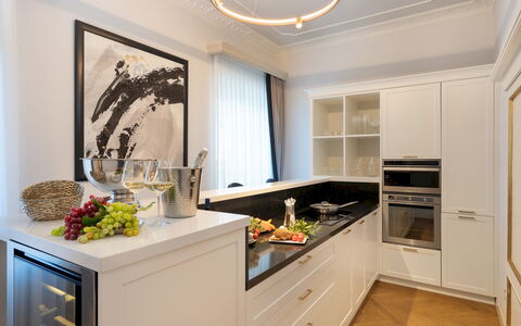 Villa Irma 10: Keuken, Countertop, Cabinetry, Toestel Van De Keuken, Interieur Ontwerp, Meubilair, Flooring, Major Appliance, Hout, Plafond