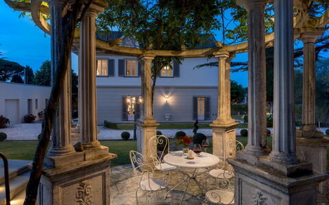Villa Irma 10: Verlichting, Kolom, Gieten, Landgoed, Herenhuis, Tuin, Lichte Inrichting, Bloempot, Landscaping, Kamerplant