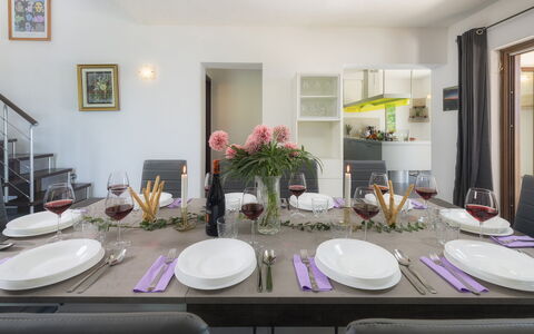 Villa Maggiorana 10: Meubilair, Interieur Ontwerp, Tafel, Stoel, Flooring, Plafond, Keuken En Eettafel, Verlichting, Kamer, Eetkamer