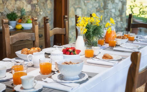 Podere Il Chiesino 8+2: Meubilair, Tableware, Tafel, Voedsel, Serveware, Drinkware, Dishware, Fruit, Tafelkleed, Interieur Ontwerp