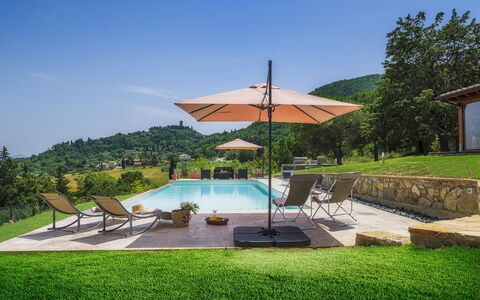 Podere Il Chiesino 8+2: Zwembad, Heuvel, Toevlucht, Eco Hotel, Vrije Tijd, Ligstoel, Buitenmeubels, Bergketen, Tuin, Schaduw