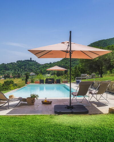 Podere Il Chiesino 8+2: Zwembad, Heuvel, Toevlucht, Eco Hotel, Vrije Tijd, Ligstoel, Buitenmeubels, Bergketen, Tuin, Schaduw