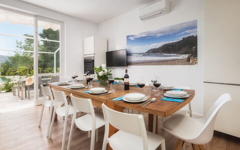 Villa Laconella 8+4: Meubilair, Interieur Ontwerp, Tafel, Stoel, Flooring, Keuken En Eettafel, Kamer, Verdieping, Eetkamer, Appartement