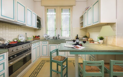 Villa Gaius 8+2: Keuken, Countertop, Interieur Ontwerp, Flooring, Toestel Van De Keuken, Cabinetry, Meubilair, Hout, Major Appliance, Fornuis