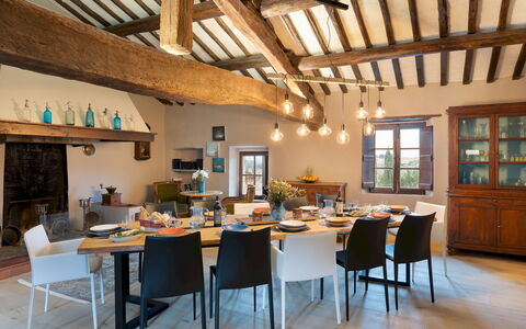Terra di Siena 14: Meubilair, Interieur Ontwerp, Stoel, Tafel, Flooring, Eetkamer, Keuken En Eettafel, Hout, Plafond, Lichte Inrichting