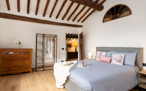 Terra di Siena 14: Meubilair, Bed, Interieur Ontwerp, Slaapkamer, Muur, Flooring, Bedding, Verdieping, Laken, Kamer