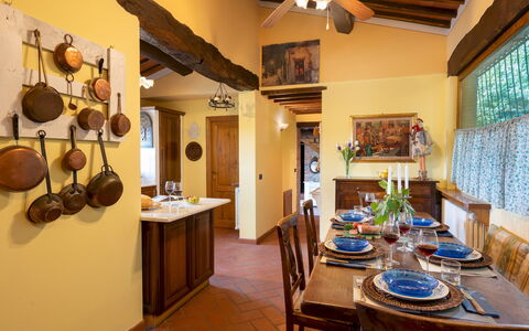 Podere Belvedere 6: Meubilair, Interieur Ontwerp, Hout, Plafond, Tafel, Keuken En Eettafel, Verlichting, Eetkamer, Flooring, Stoel