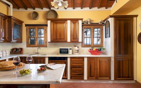 Podere Belvedere 6: Meubilair, Keuken, Cabinetry, Countertop, Interieur Ontwerp, Hout, Flooring, Toestel Van De Keuken, Kast, Huis