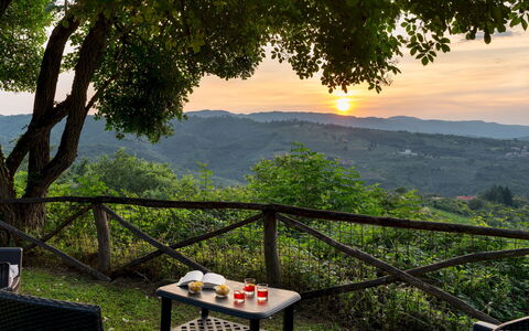 Podere Belvedere 6: Buitenmeubels, Meubilair, Zonlicht, Buitentafel, Schaduw, Eco Hotel, Stoel, Avond, Balkon, Toevlucht