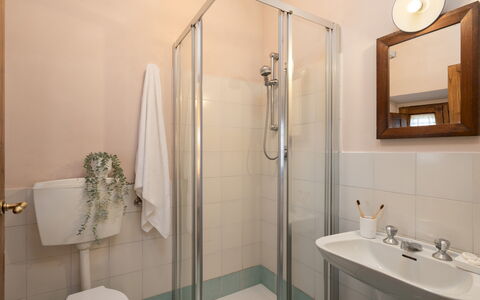 Cosciano 12: Badkamer, Loodgieterswerkinrichting, Wastafel In De Badkamer, Muur, Interieur Ontwerp, Flooring, Verdieping, Wastafel, Kraan, Spiegel