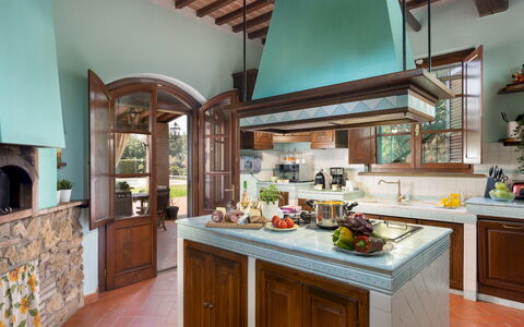 Villa Nikka 6: Keuken, Interieur Ontwerp, Meubilair, Countertop, Hout, Flooring, Cabinetry, Huis, Plafond, Verlichting