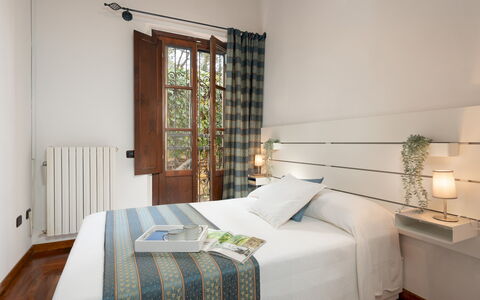 Villa Nikka 6: Hout, Meubilair, Interieur Ontwerp, Slaapkamer, Bed, Huis, Linens, Kamer, Bedding, Laken
