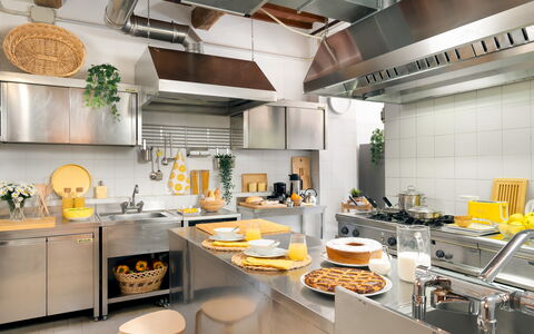 Guado al Sole 26+4: Keuken, Interieur Ontwerp, Countertop, Toestel Van De Keuken, Meubilair, Major Appliance, Huishoudapparatuur, Voedsel, Lichte Inrichting, Cabinetry