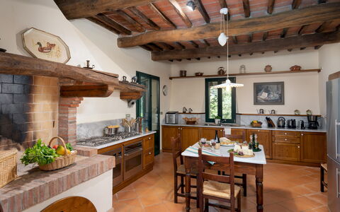 Villa Paesante 8: Meubilair, Keuken, Interieur Ontwerp, Flooring, Hout, Huis, Countertop, Cabinetry, Tafel, Verdieping