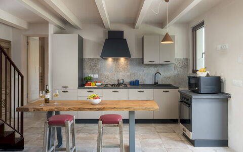 Terrazza sulla Valle 4+2: Meubilair, Keuken, Countertop, Interieur Ontwerp, Toestel Van De Keuken, Flooring, Cabinetry, Muur, Lichte Inrichting, Hout