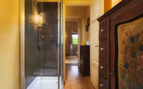 Podere Santa Croce 10: Flooring, Muur, Interieur Ontwerp, Verdieping, Hout, Loodgieterswerkinrichting, Deur, Badkamer, Verlichting, Huis