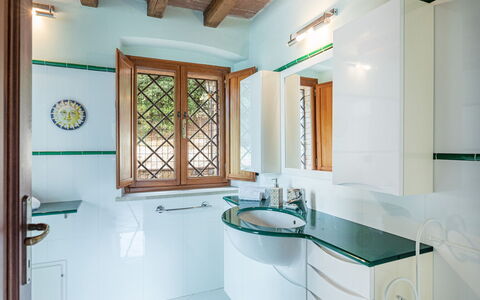 Podere Montioni 6+2: Loodgieterswerkinrichting, Interieur Ontwerp, Kraan, Loodgieter, Wastafel, Huis, Badkamer, Flooring, Glas, Countertop