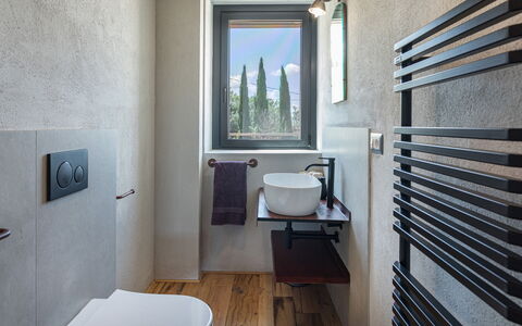 Casale the Place 6+2: Muur, Loodgieterswerkinrichting, Flooring, Loodgieter, Badkamer, Kraan, Wastafel, Toilet, Lichte Inrichting