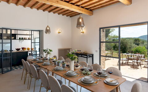 Villa Il Pozzo 14: Meubilair, Tafel, Keuken En Eettafel, Stoel, Interieur Ontwerp, Tableware, Eetkamer, Kamer, Kamerplant, Koffietafel