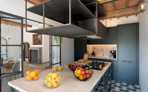 Villa Il Pozzo 14: Meubilair, Interieur Ontwerp, Keuken, Flooring, Hout, Plafond, Countertop, Verdieping, Verlichting, Cabinetry