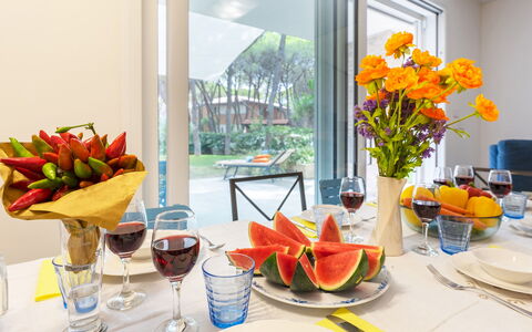 La Villa in Pineta 10: Meubilair, Tableware, Tafel, Fruit, Interieur Ontwerp, Serveware, Stoel, Dishware, Voedsel, Ontbijt