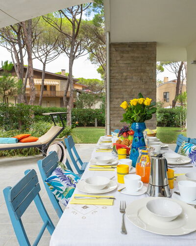 La Villa in Pineta 10: Buitenmeubels, Meubilair, Tuin, Stoel, Schaduw, Toevlucht, Eco Hotel, Gazon, Werf, Backyard
