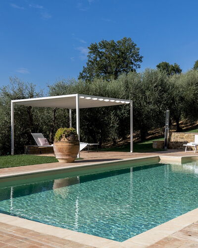 Villa Binetti 7: Zwembad, Samengesteld Materiaal, Tuin, Waterpartij, Landscaping, Schaduw, Landgoed, Toevlucht, Backyard, Flagstone
