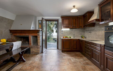 Villa Bel Panorama 8: Flooring, Interieur Ontwerp, Hout, Meubilair, Verdieping, Cabinetry, Plafond, Verlichting, Keuken, Kamer