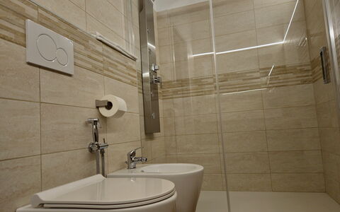 Villa Bel Panorama 8: Badkamer, Loodgieterswerkinrichting, Flooring, Muur, Wastafel, Wastafel In De Badkamer, Wc Bril, Verdieping, Toilet, Interieur Ontwerp