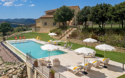 Casolare San Martino 12: Zwembad, Woongebied, Huis, Buitenmeubels, Landgoed, Menselijke Nederzetting, Toevlucht, Thermae, Villa, Ligstoel