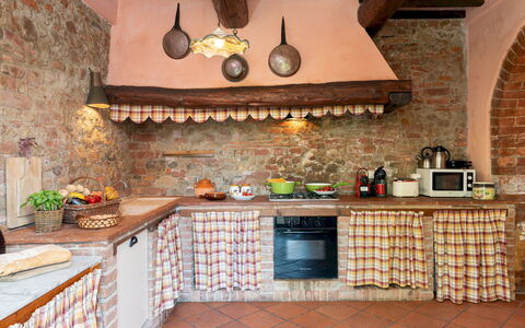 Villa Montefalconi 11: Keuken, Interieur Ontwerp, Meubilair, Countertop, Flooring, Kamer, Toestel Van De Keuken, Cabinetry, Steen, Voedsel