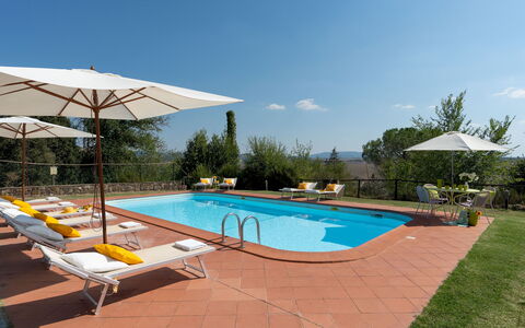 Villa Montefalconi 11: Zwembad, Meubilair, Toevlucht, Buitenmeubels, Ligstoel, Eco Hotel, Stoel, Paraplu, Schaduw, Hotel