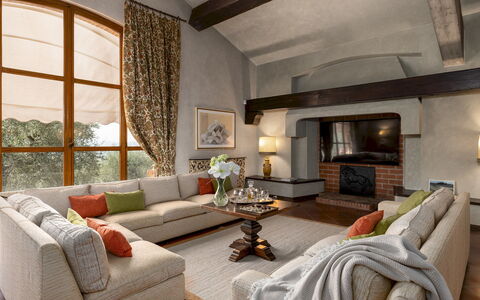 Villa Adisa 8: Meubilair, Interieur Ontwerp, Bankstel, Flooring, Woonkamer, Hout, Huis, Verdieping, Verlichting, Plafond