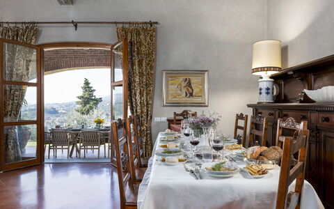 Villa Adisa 8: Meubilair, Tafel, Stoel, Eetkamer, Interieur Ontwerp, Huis, Keuken En Eettafel, Tafelkleed, Barware, Glaswerk