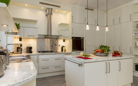Villa Adisa 8: Keuken, Countertop, Meubilair, Toestel Van De Keuken, Interieur Ontwerp, Cabinetry, Flooring, Plafond, Lichte Inrichting, Major Appliance