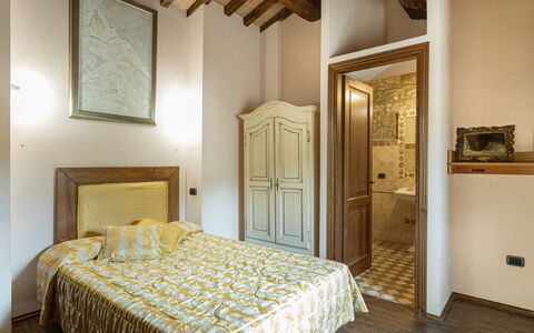 Residenza Collefiorito 26: Slaapkamer, Muur, Bed, Interieur Ontwerp, Meubilair, Hout, Laken, Bedding, Plafond, Flooring