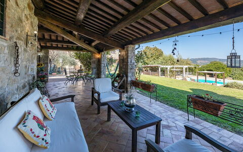 Residenza Collefiorito 26: Meubilair, Verblijf, Bloempot, Stoel, Landgoed, Veranda, Schaduw, Eco Hotel, Kamerplant, Hacienda