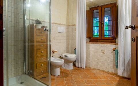 Podere Giardino 16+2: Loodgieterswerkinrichting, Flooring, Interieur Ontwerp, Badkamer, Verdieping, Wastafel, Loodgieter, Kraan, Wastafel In De Badkamer, Huis