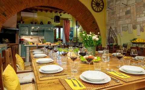 Podere Giardino 16+2: Meubilair, Interieur Ontwerp, Tafel, Stoel, Eetkamer, Hout, Tableware, Keuken En Eettafel, Plafond, Kamer