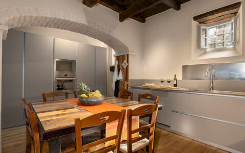 Villa la Rassinata 8: Meubilair, Interieur Ontwerp, Keuken, Flooring, Countertop, Hout, Cabinetry, Toestel Van De Keuken, Plafond, Huis