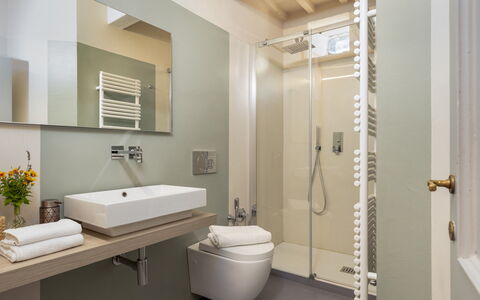Villa la Rassinata 8: Badkamer, Interieur Ontwerp, Loodgieterswerkinrichting, Flooring, Verdieping, Wastafel In De Badkamer, Wastafel, Kraan, Toilet, Plafond