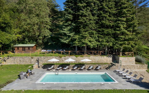Villa la Rassinata 8: Buitenmeubels, Zwembad, Tuin, Landscaping, Flagstone, Eco Hotel, Toevlucht, Schaduw, Paraplu, Park