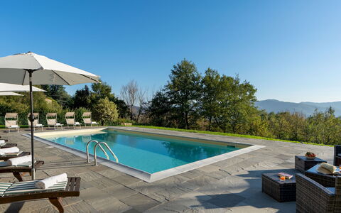 Villa la Rassinata 8: Zwembad, Buitenmeubels, Meubilair, Stoel, Toevlucht, Eco Hotel, Ligstoel, Schaduw, Bergketen, Flagstone